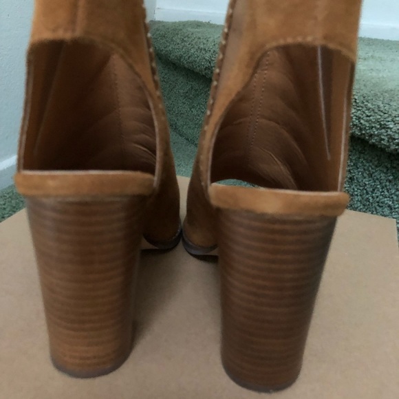 Urban Outfitters Tan Suede Chelsea Heel - Picture 5 of 5